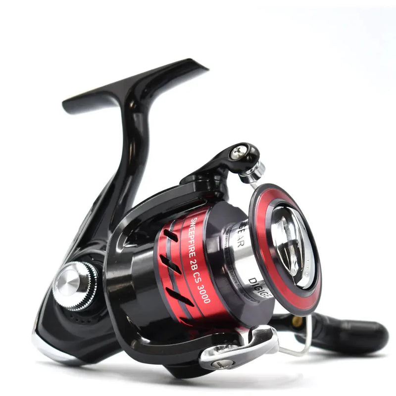 Molinete Daiwa SWEEPFIRE CS 1500–5000 freio 8kg