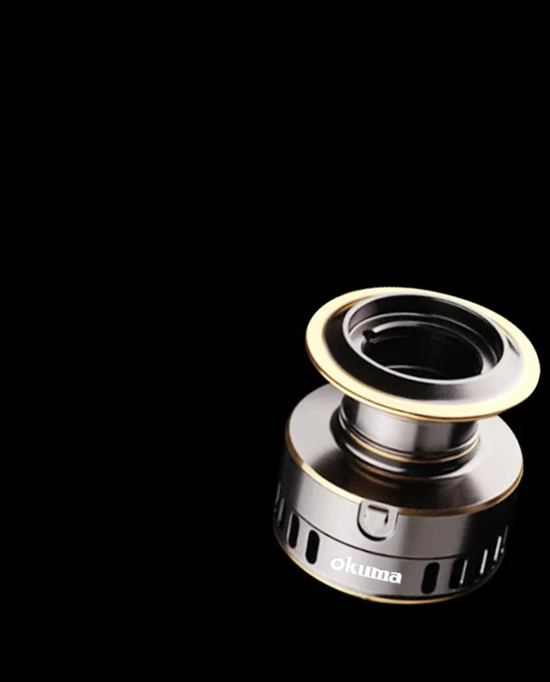 Molinete Okuma HE500–7000 metálico freio 12kg ambidestro